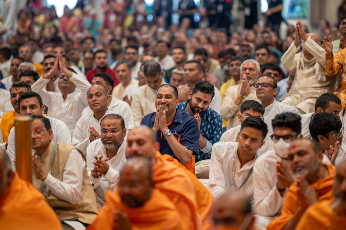 Swamis and devotees doing darshan of Swamishri