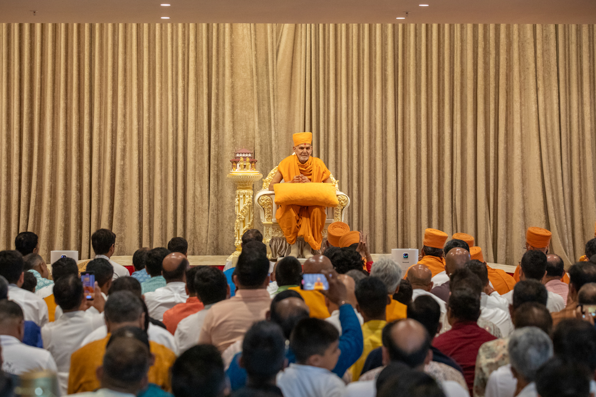 Swamishri greets all