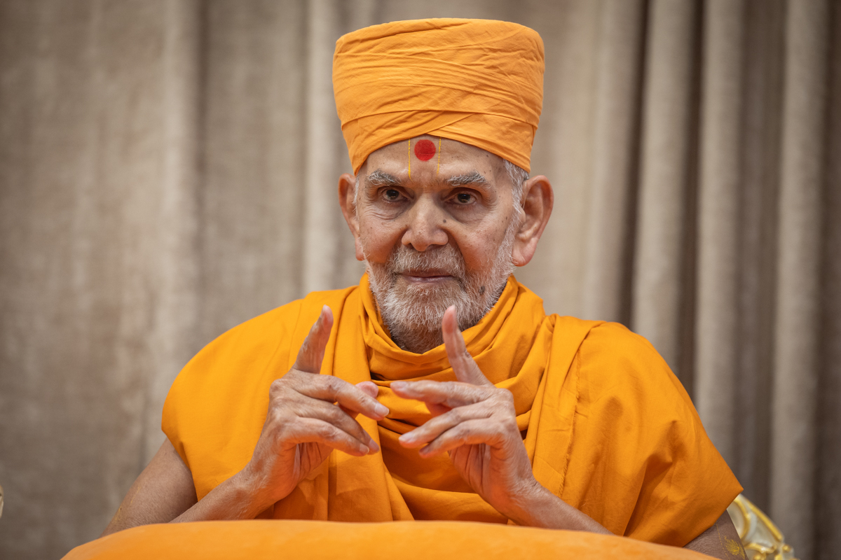 Swamishri interacts with all