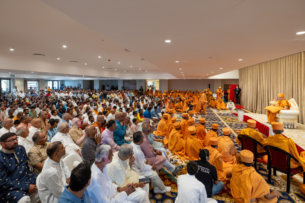 Swamis and devotees doing darshan of Swamishri