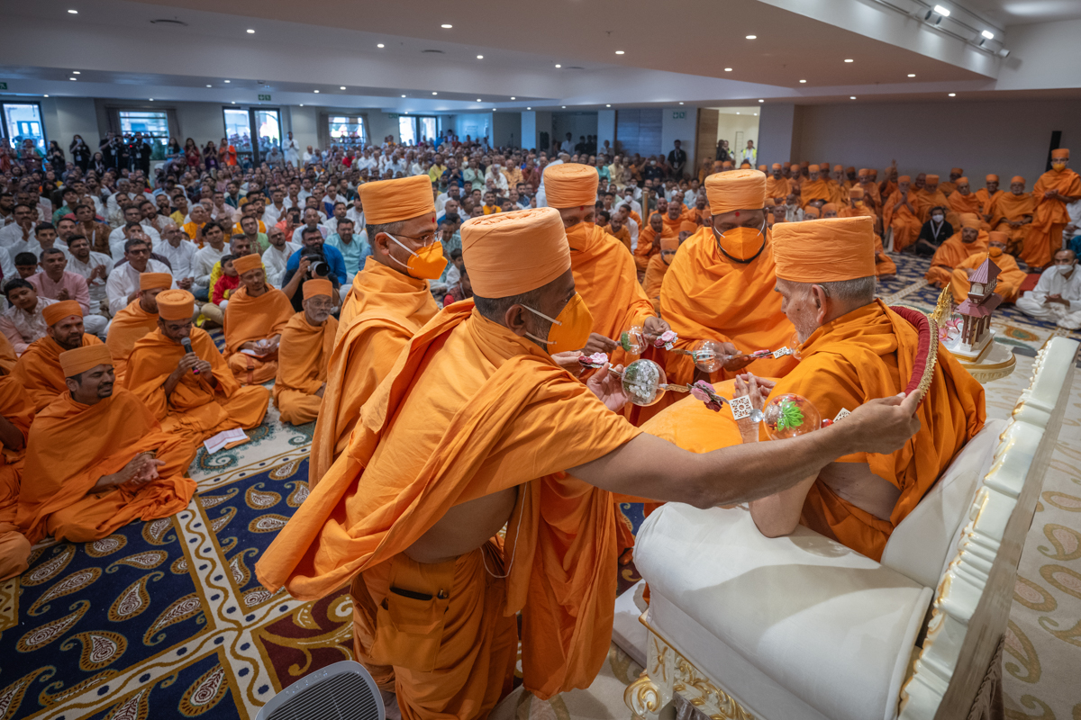 Swamis honor Swamishri with a garland