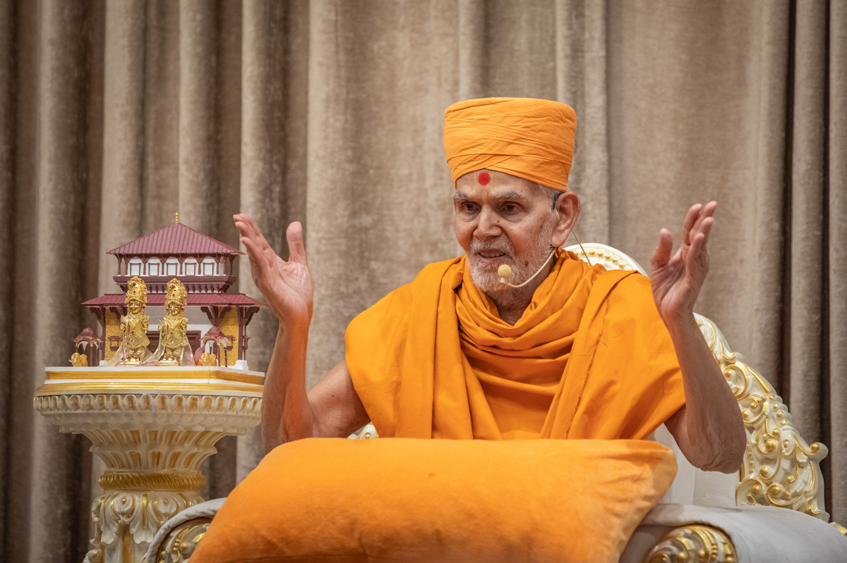 Swamishri blesses all
