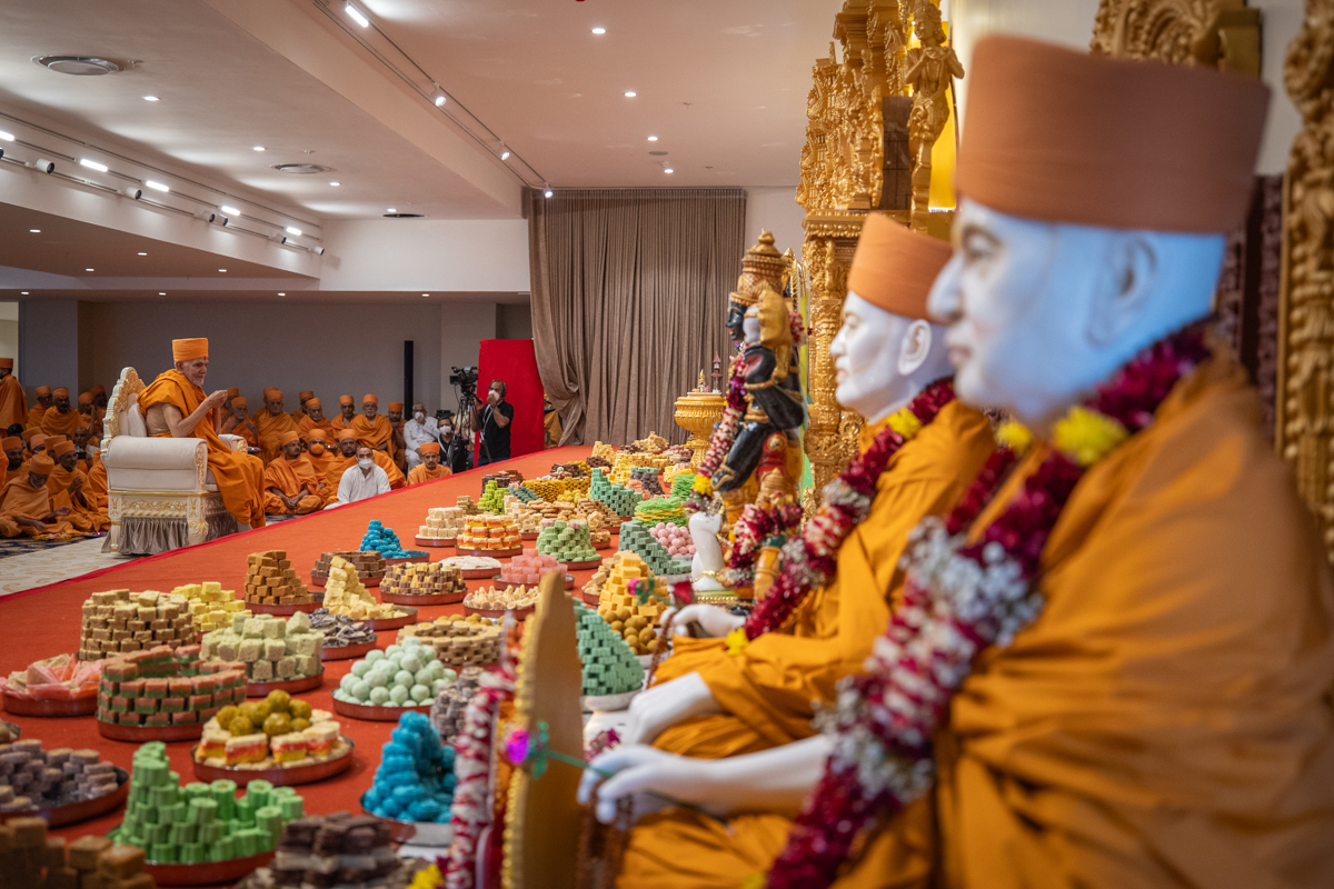 Swamishri offers thal to Thakorji