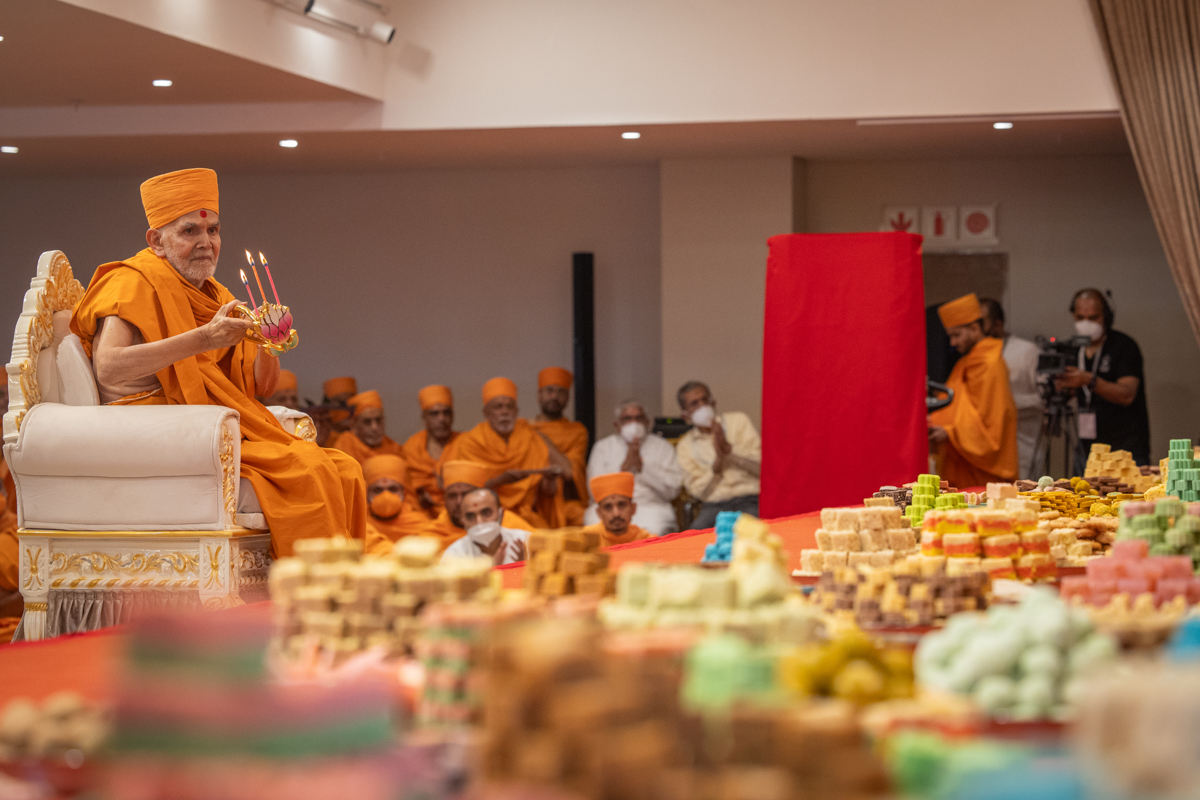Swamishri performs the pratishtha arti