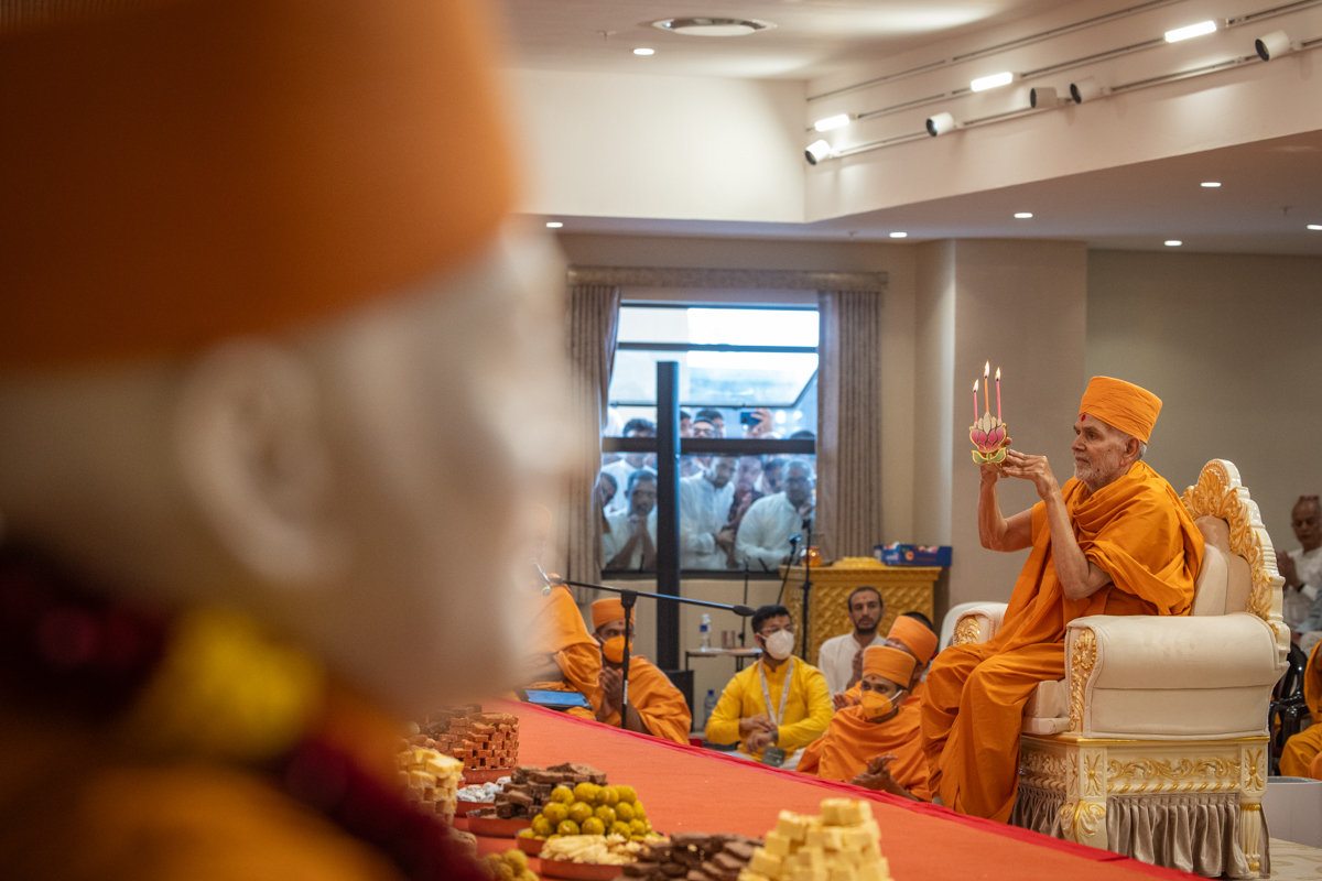 Swamishri performs the pratishtha arti