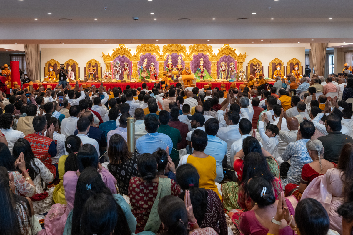 Swamishri greets all with folded hands