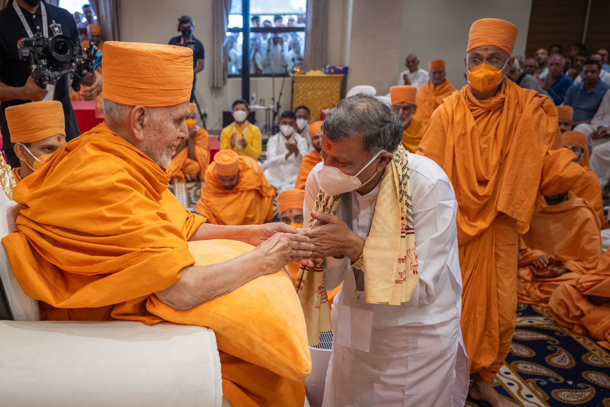 Swamishri blesses a pandit