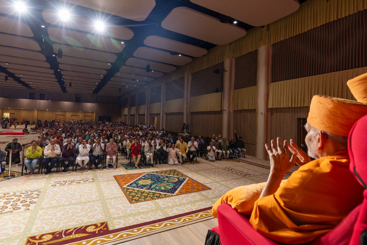 Devotees doing darshan of Swamishri