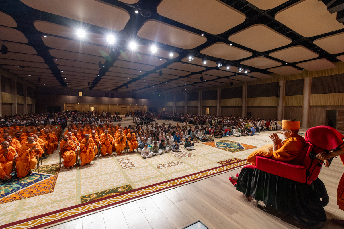 Swamis and devotees doing darshan of Swamishri