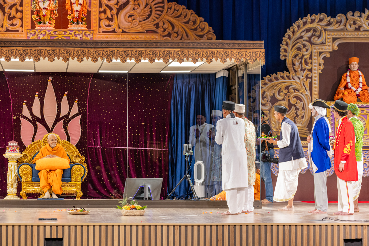 Devotees present before Swamishri