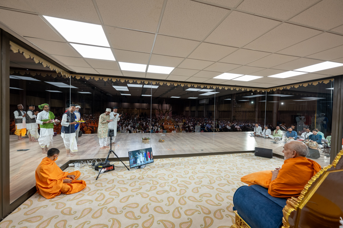 Devotees present before Swamishri