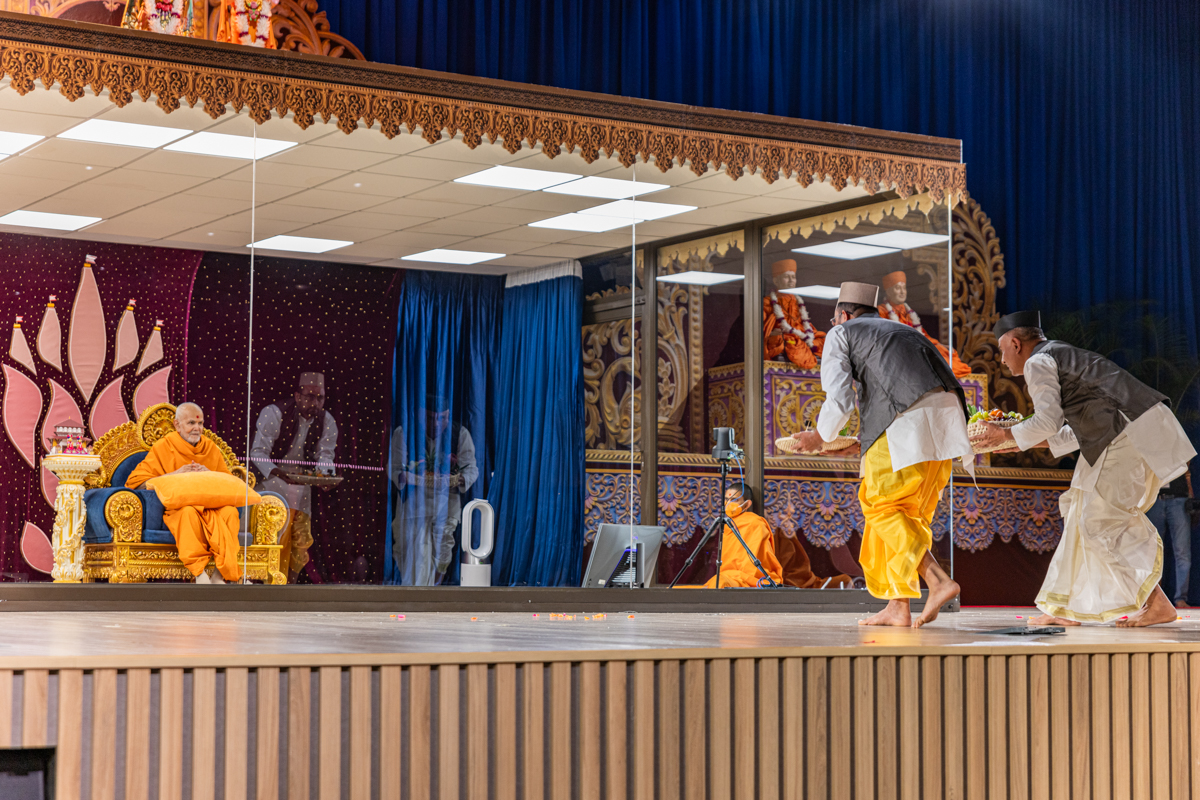Devotees offer fruits and vegetables to Swamishri