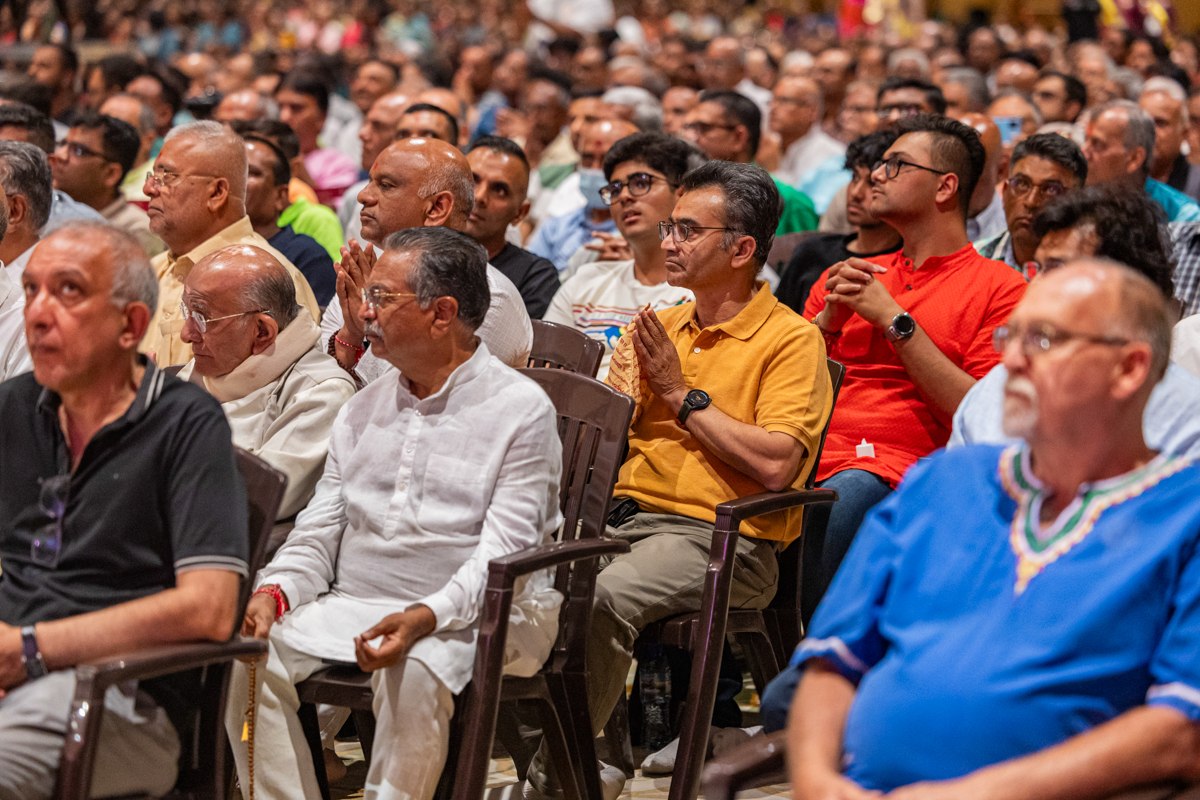 Devotees during the assembly