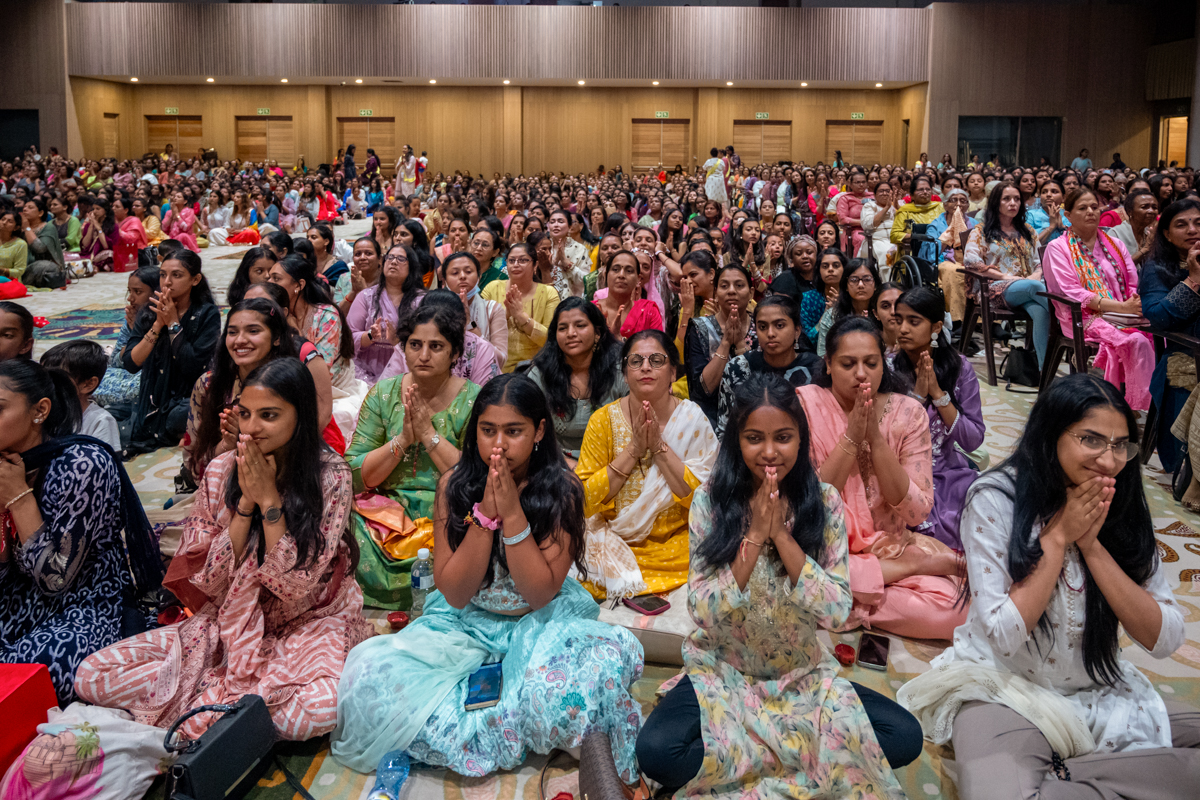 Devotees during the assembly