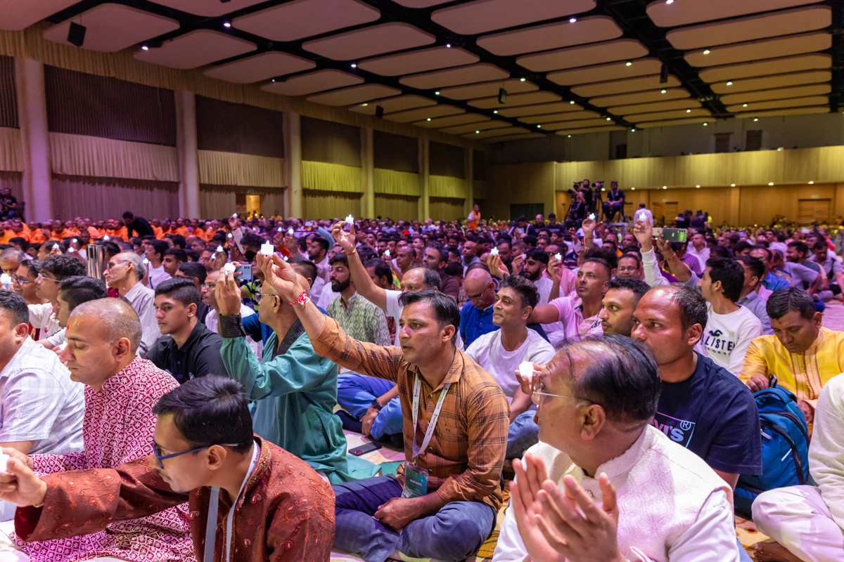 Devotees during the assembly