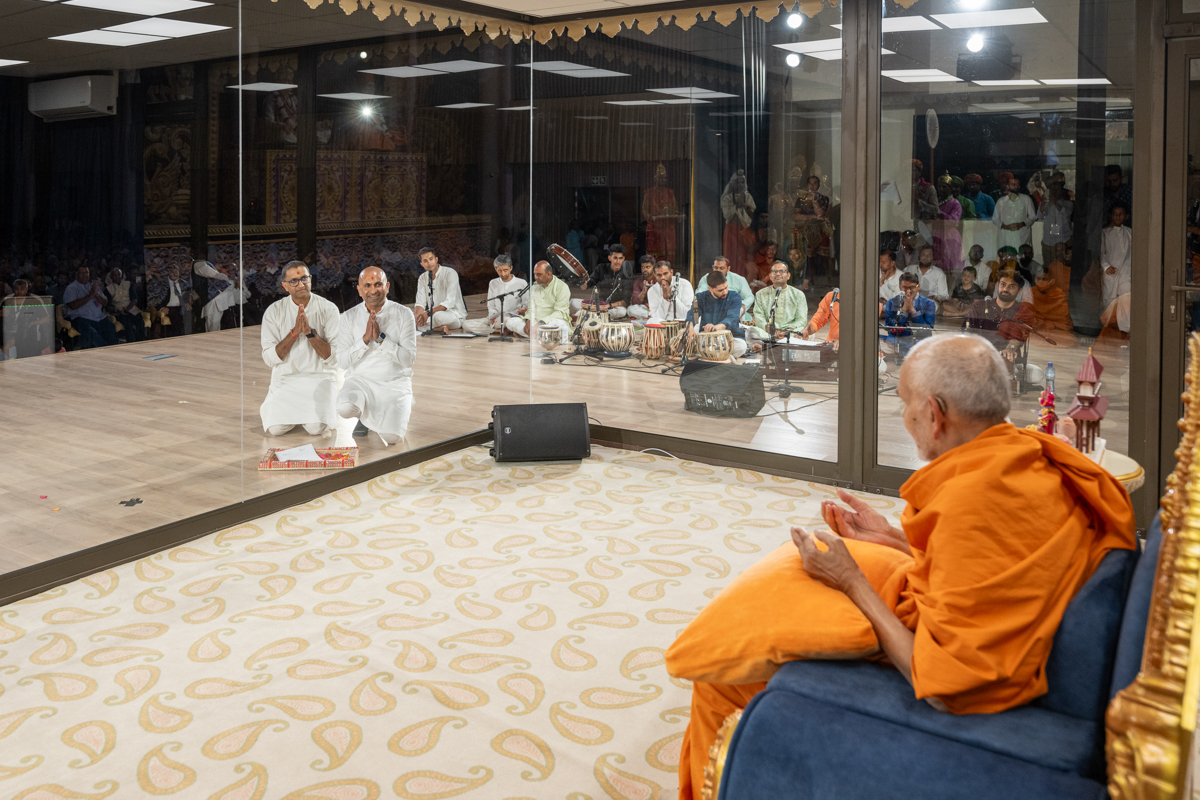 Devotees doing darshan of Swamishri