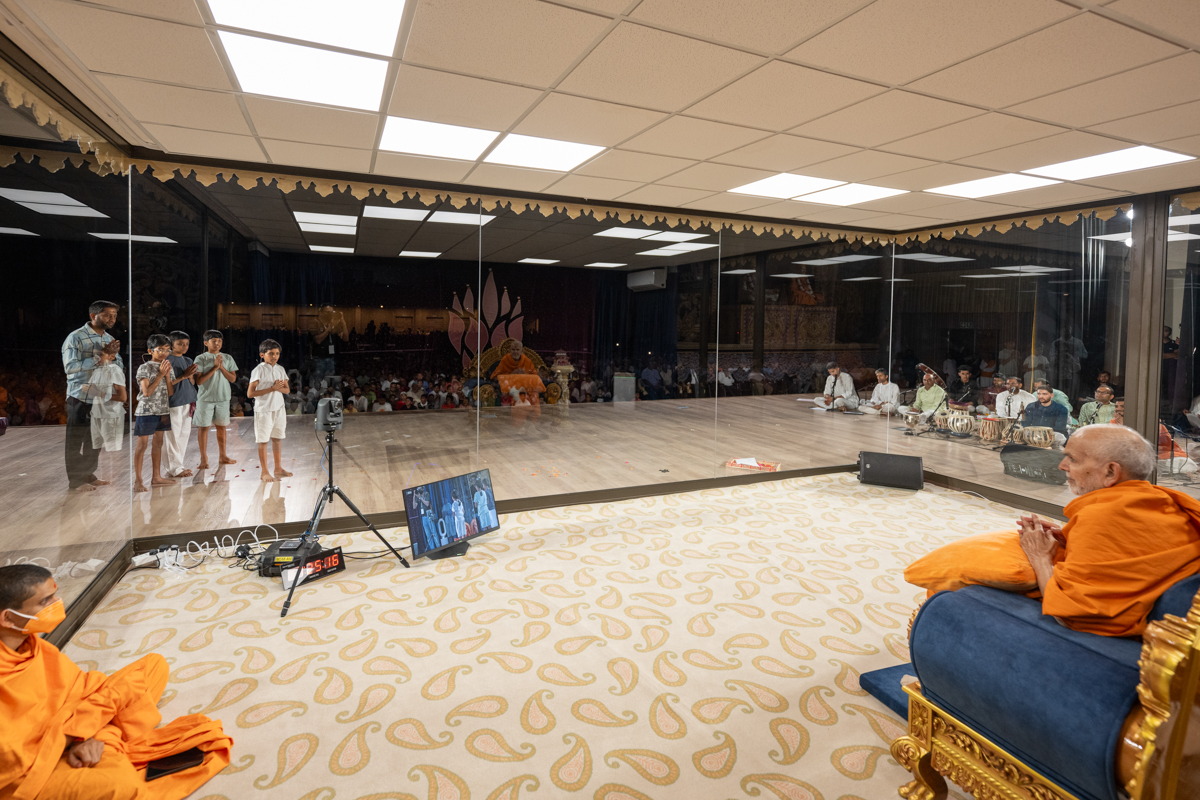Children present before Swamishri