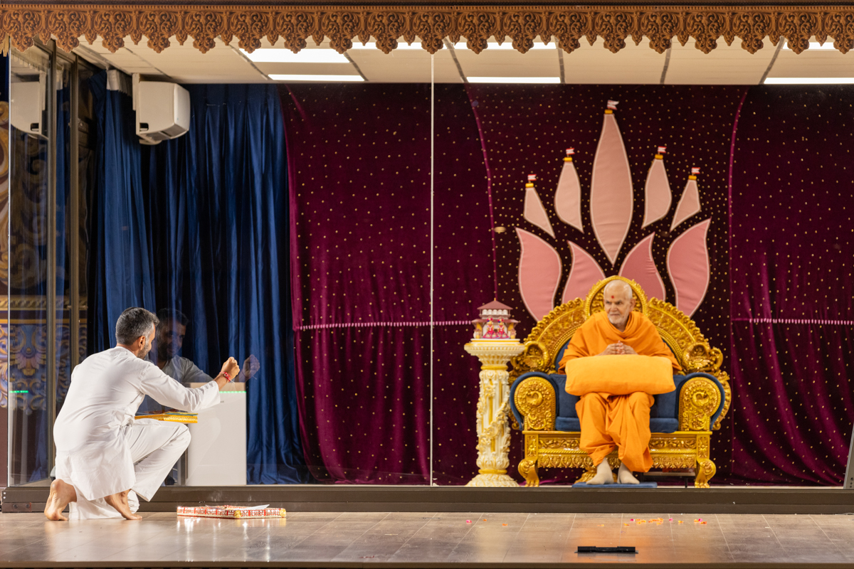 A youth interacts with Swamishri