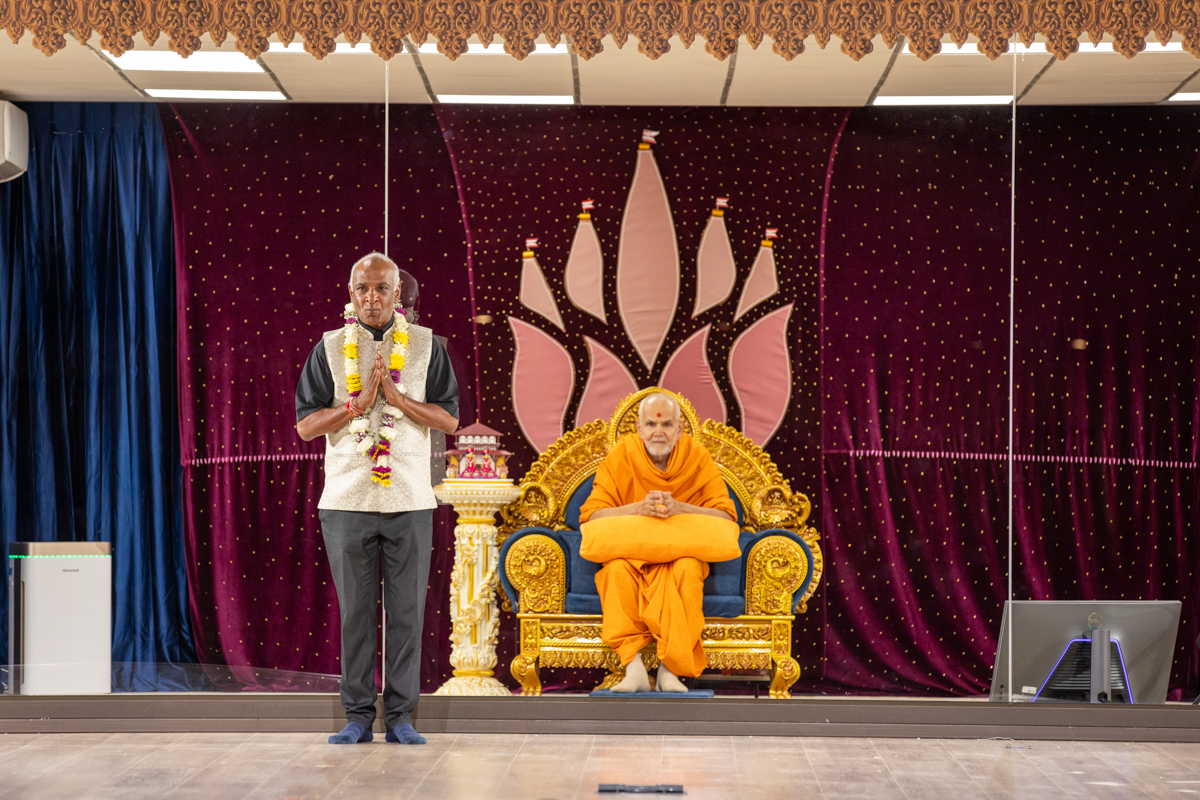 A dignitary with Swamishri