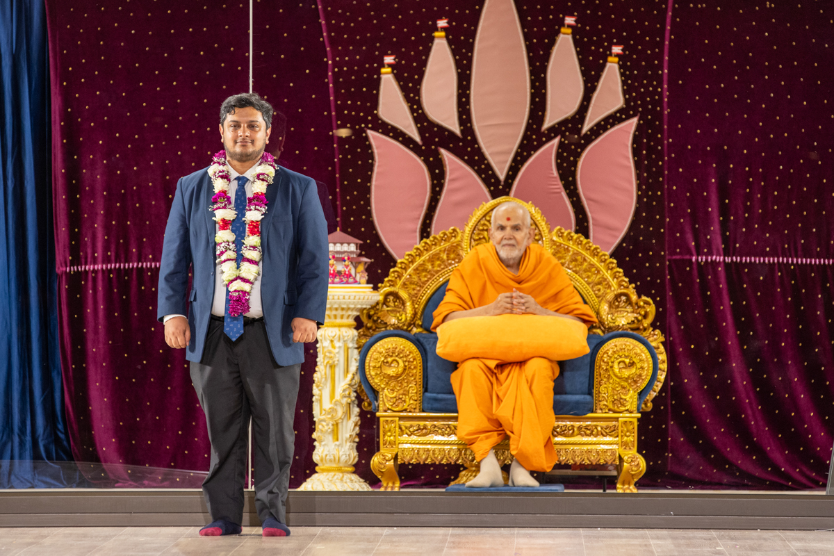 A dignitary with Swamishri