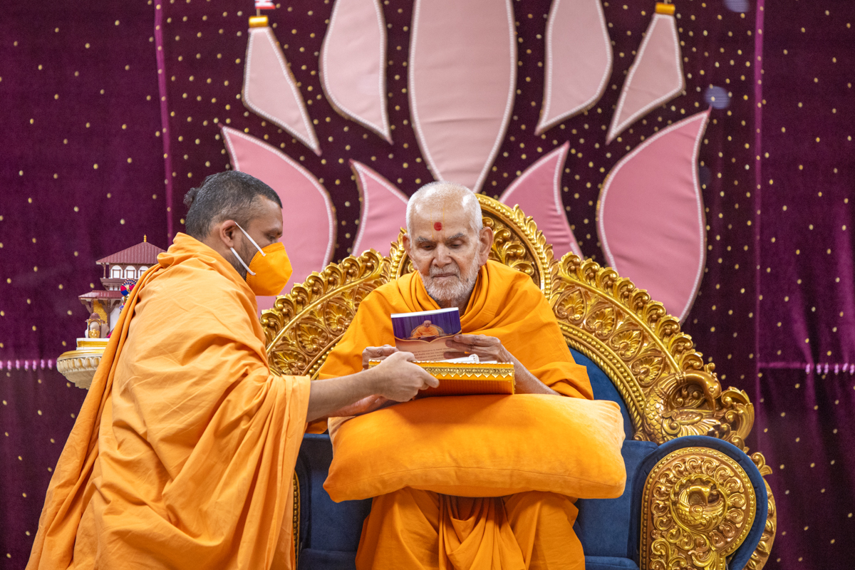 Swamishri sanctifies a book