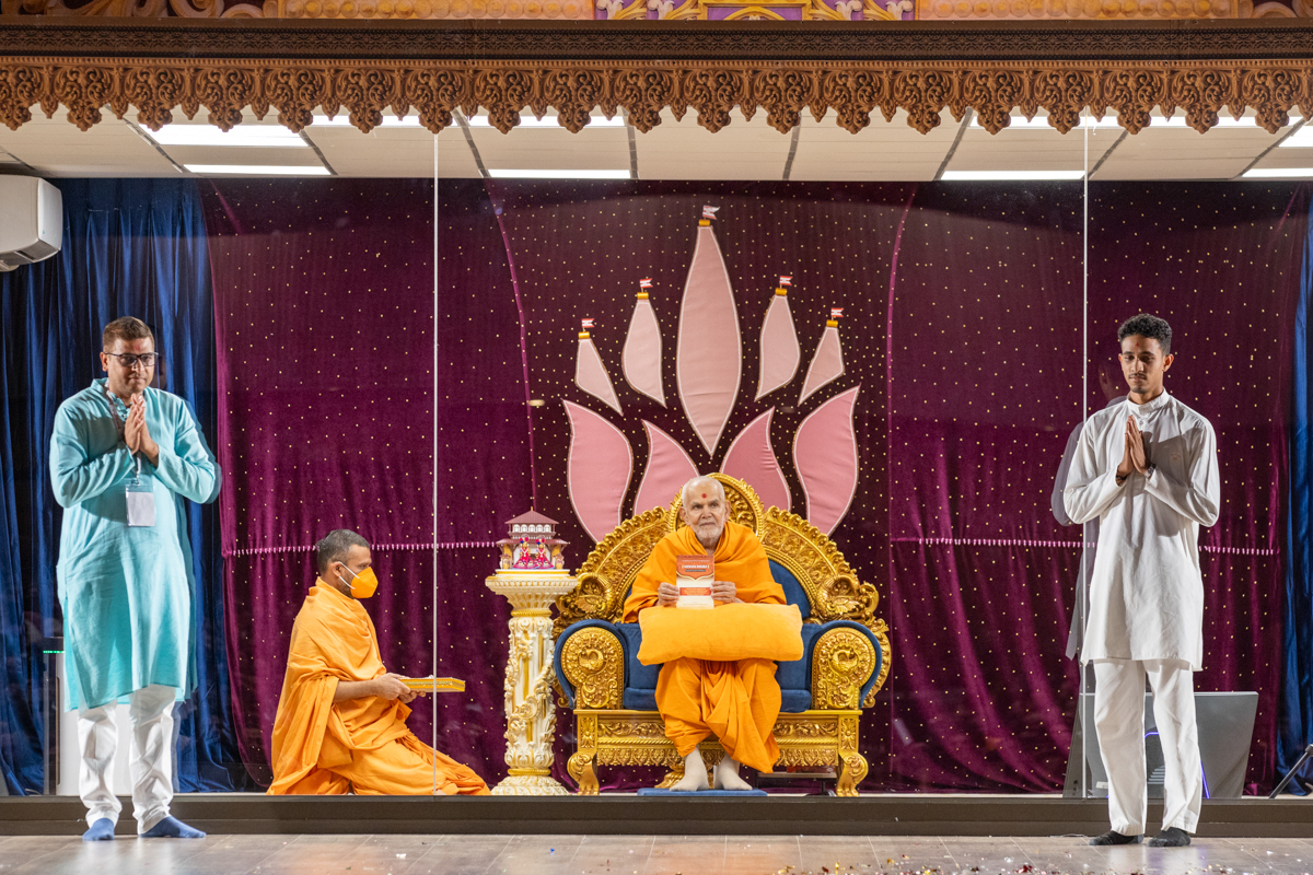 Swamishri inaugurates an Afrikaans translation of Satsang Diksha