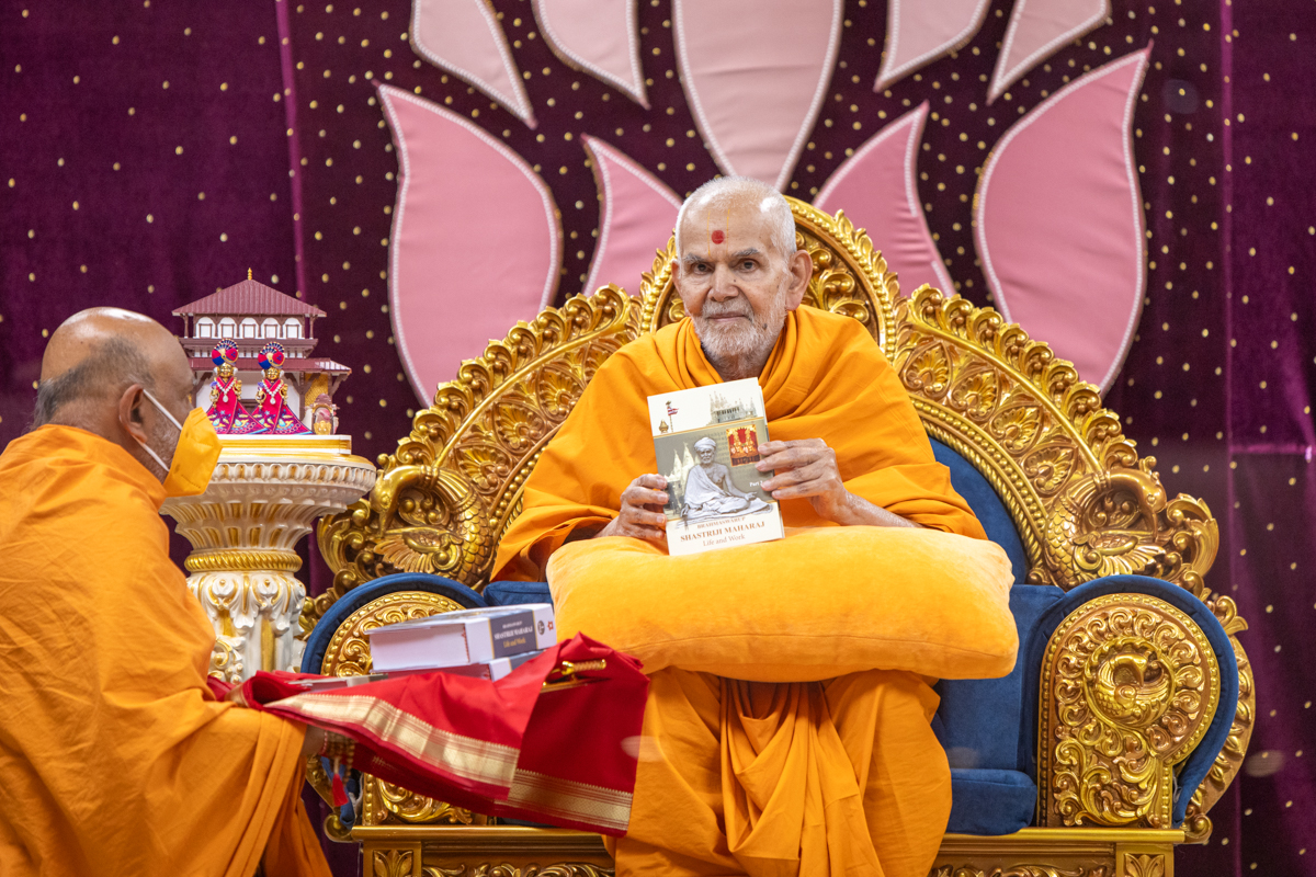 Swamishri inaugurates a new English print publication, ' Brahmaswarup Shastriji Maharaj - Life and Work'