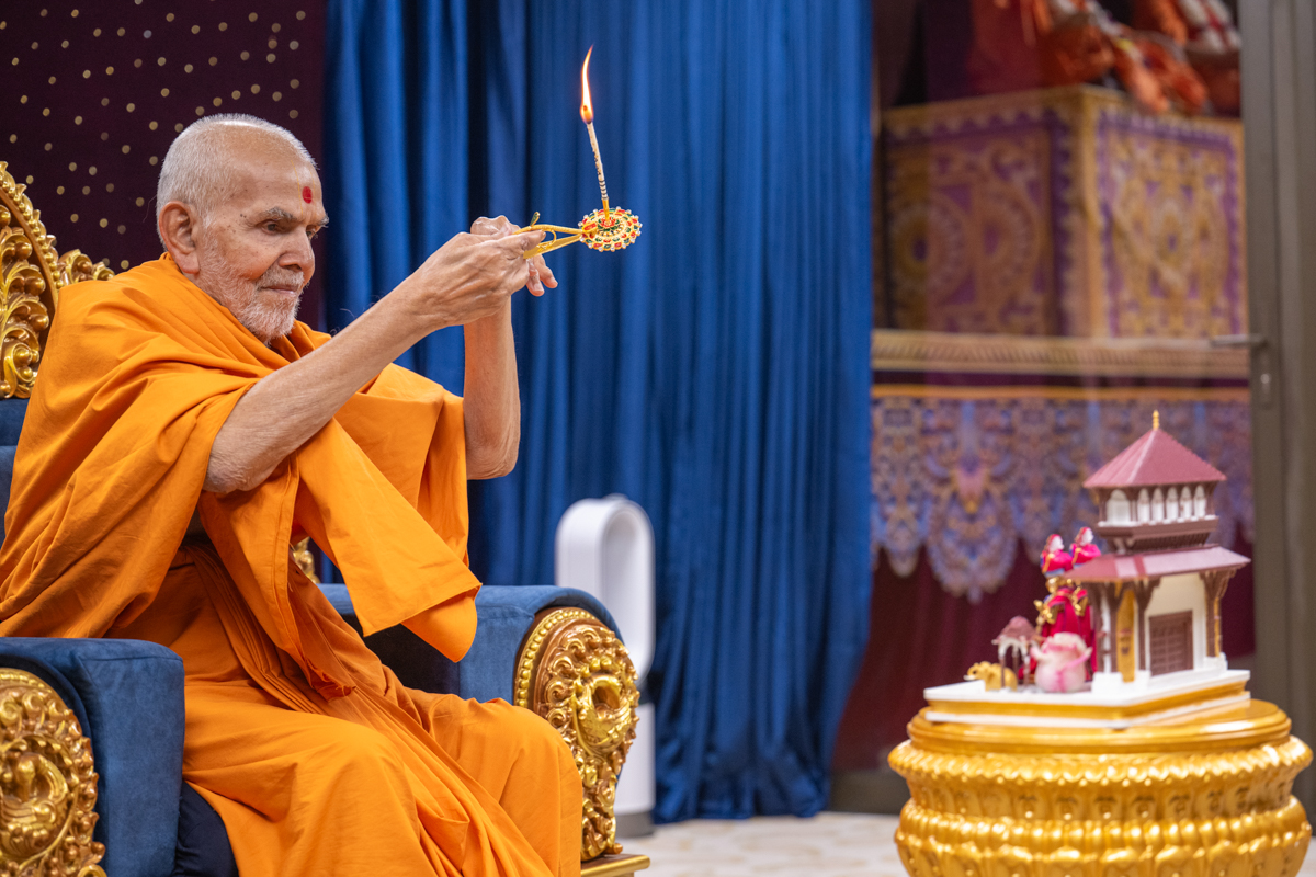 Swamishri performs the evening arti