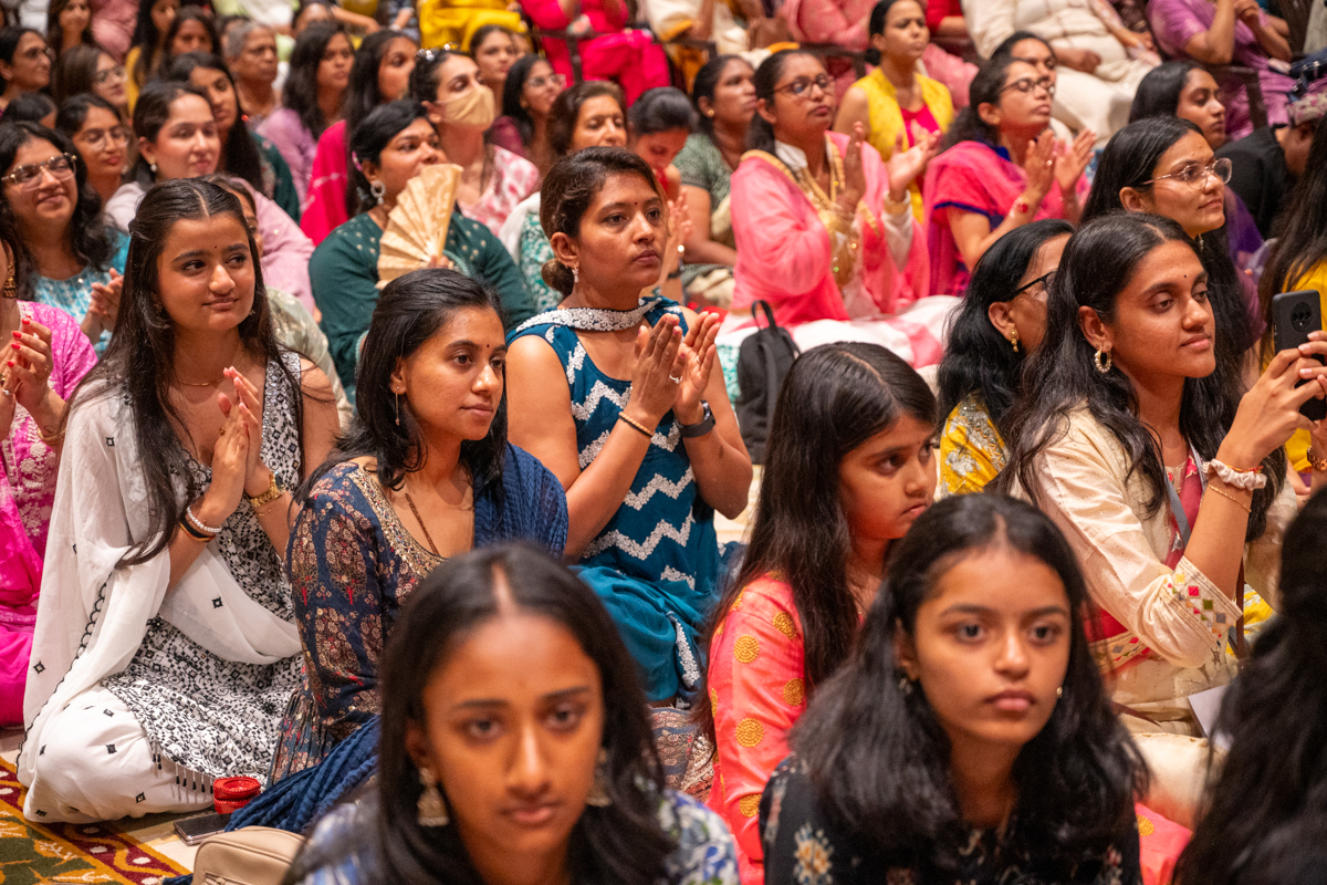 Devotees doing darshan of Swamishri