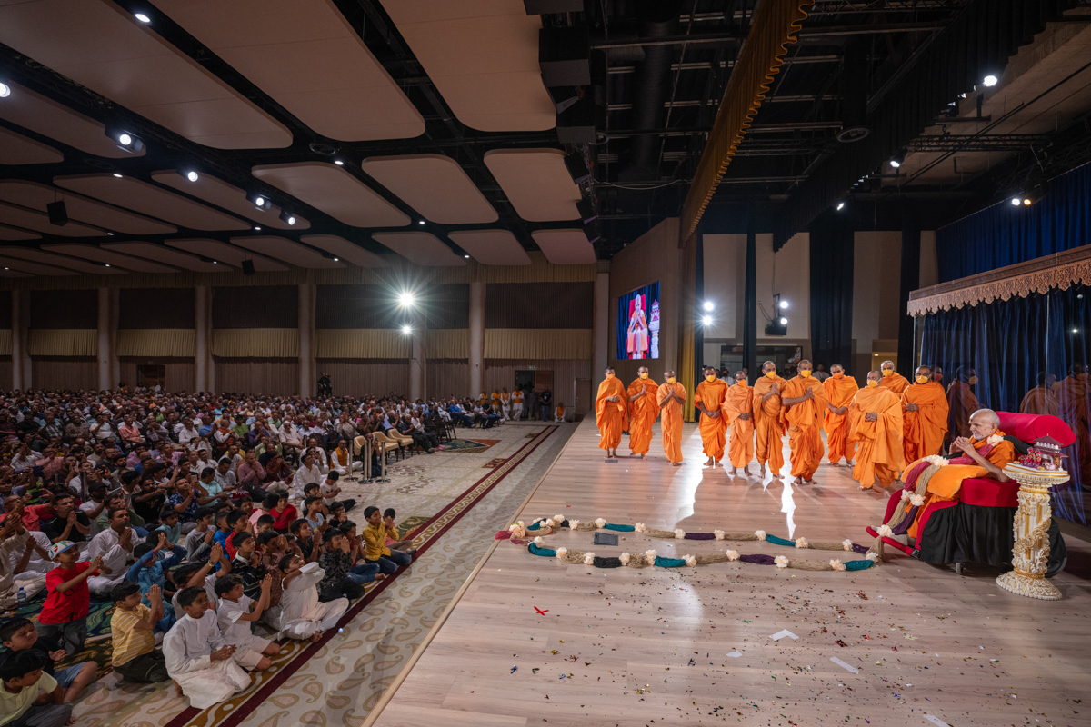 Swamis and devotees doing darshan of Swamishri