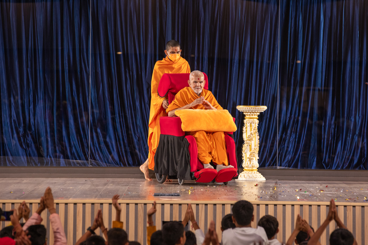 Swamishri greets all with folded hands