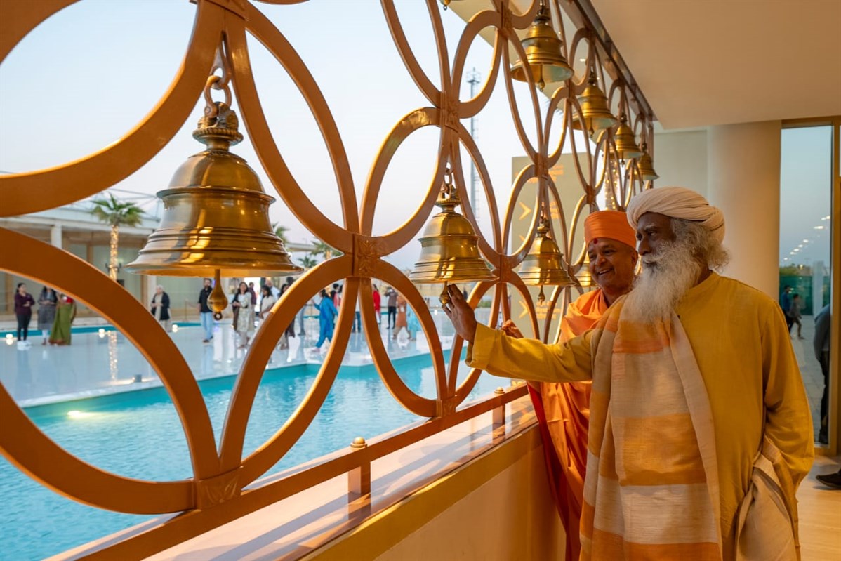 Sadhguru tolls the bell at the Holy Plaza