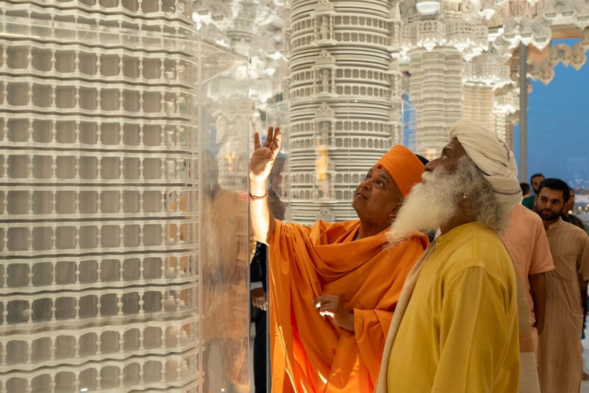 Swami Brahmaviharidas highlights the symbol of Unity and Sacrifice-the Pillar of Pillars