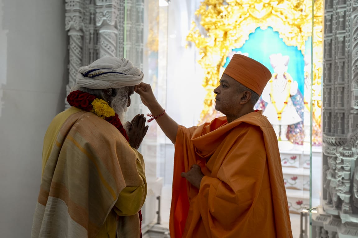 Swami Brahmaviharidas applies a chandlo to Sadhguru