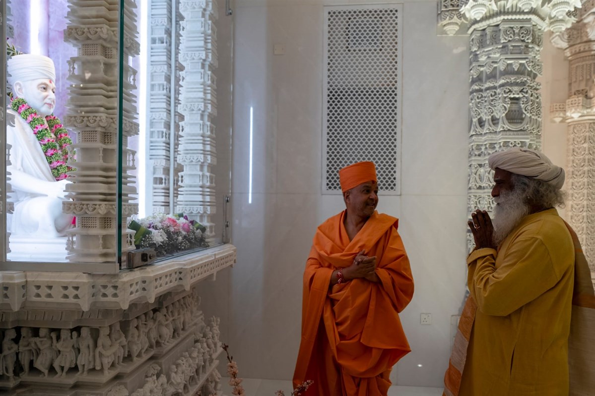 Sadhguru prays before Pramukh Swami Maharaj, the Visionary of the BAPS Hindu Mandir in Abu Dhabi