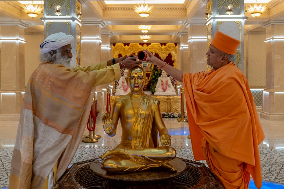 Indian Spiritual Leader, Sadhguru, Visits BAPS Hindu Mandir