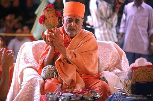 Swamishri with an auspicious Kumbha