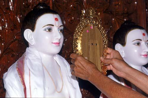 Swamishri invoking the Lord in the murtis of Akshar and Purushottam