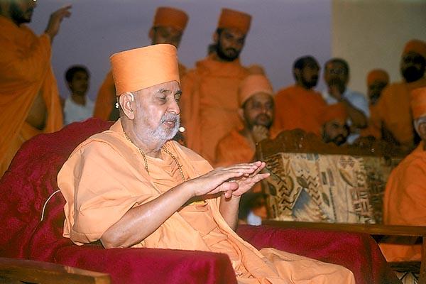   Swamishri blesses the public assembly