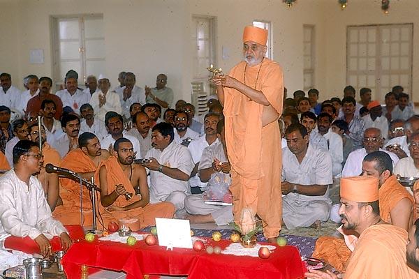  Swamishri performs the murti pratishtha arti