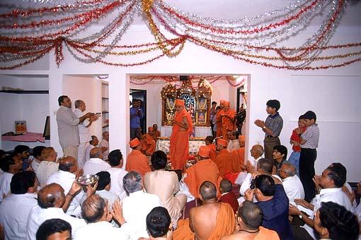 Performing the first arti of the Lord after the consecration ceremony