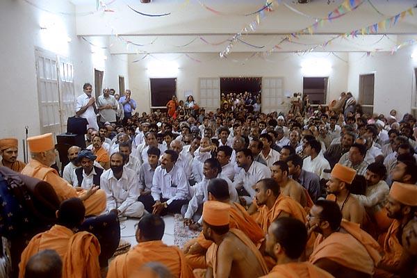  Swamishri blesses the murti pratishtha assembly