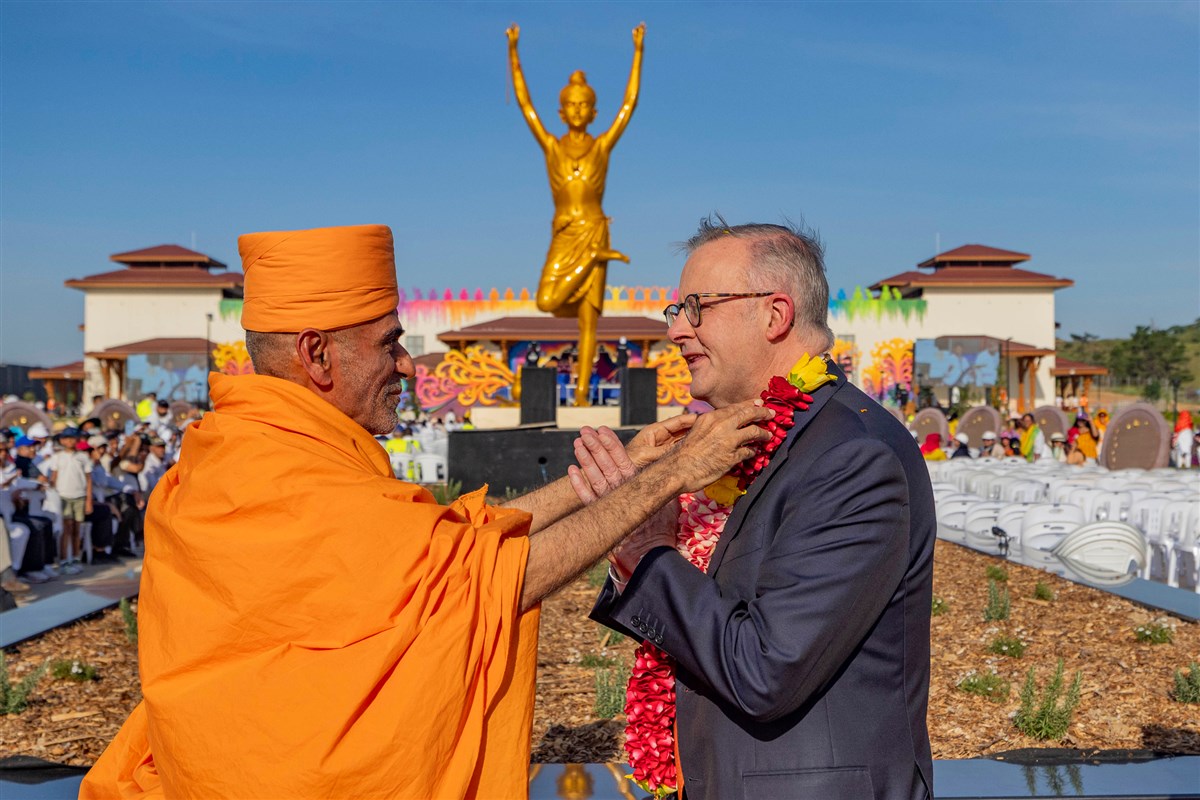 Anandswarup Swami welcomes Prime Minster, Hon Anthony Albanese with a garland of flowers