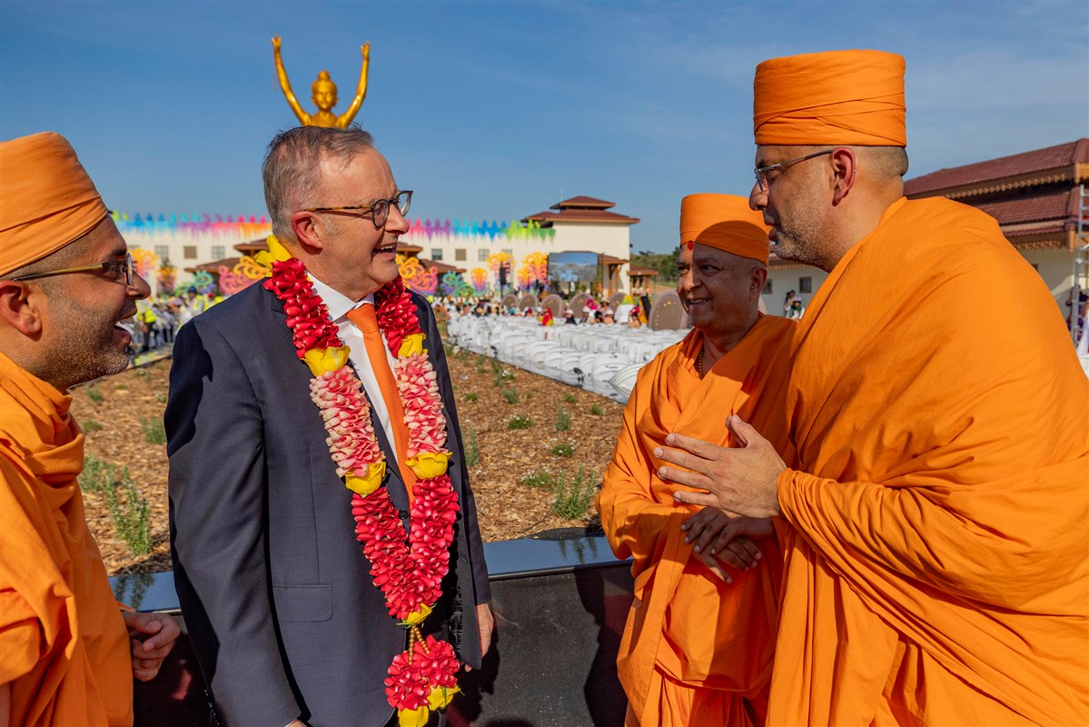 Prime Minister, Hon Anthony Albanese in a conversation with Viratswarup Swami, Brahmavihari Swami and Aarshpurush Swami