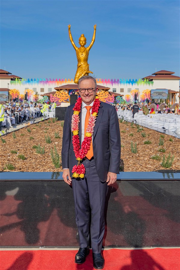 Prime Minister, Hon Anthony Albanese standing besides Tapomurti Shri Nilkanth Varni's murti
