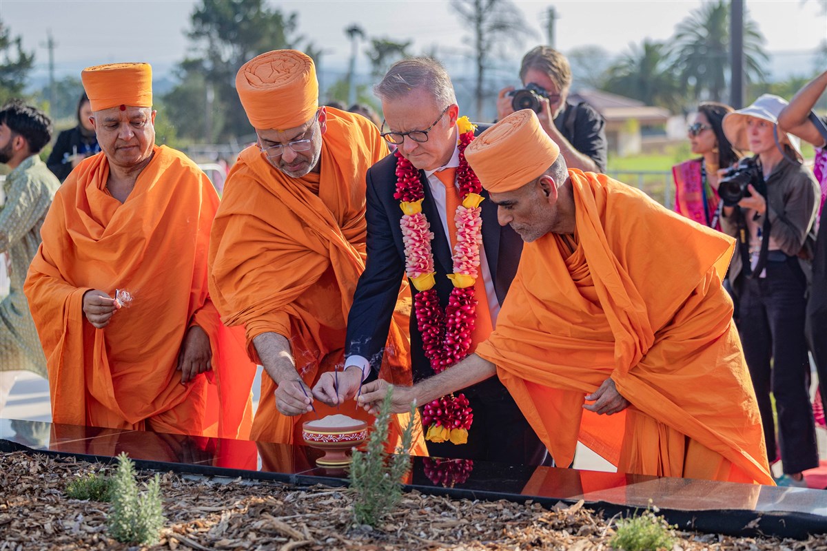 Prime Minister, Hon Anthony Albanese offering prayers to Tapomurti Shri Nilkanth Varni Maharaj, alongside Pujya Anandswarup Swami and other Swamis