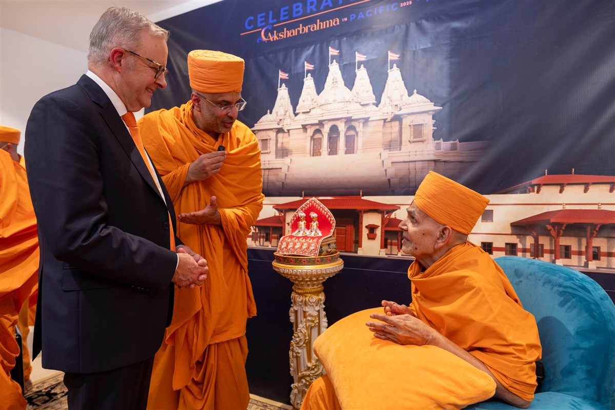 Mahant Swami Maharaj welcomes the Prime Minister