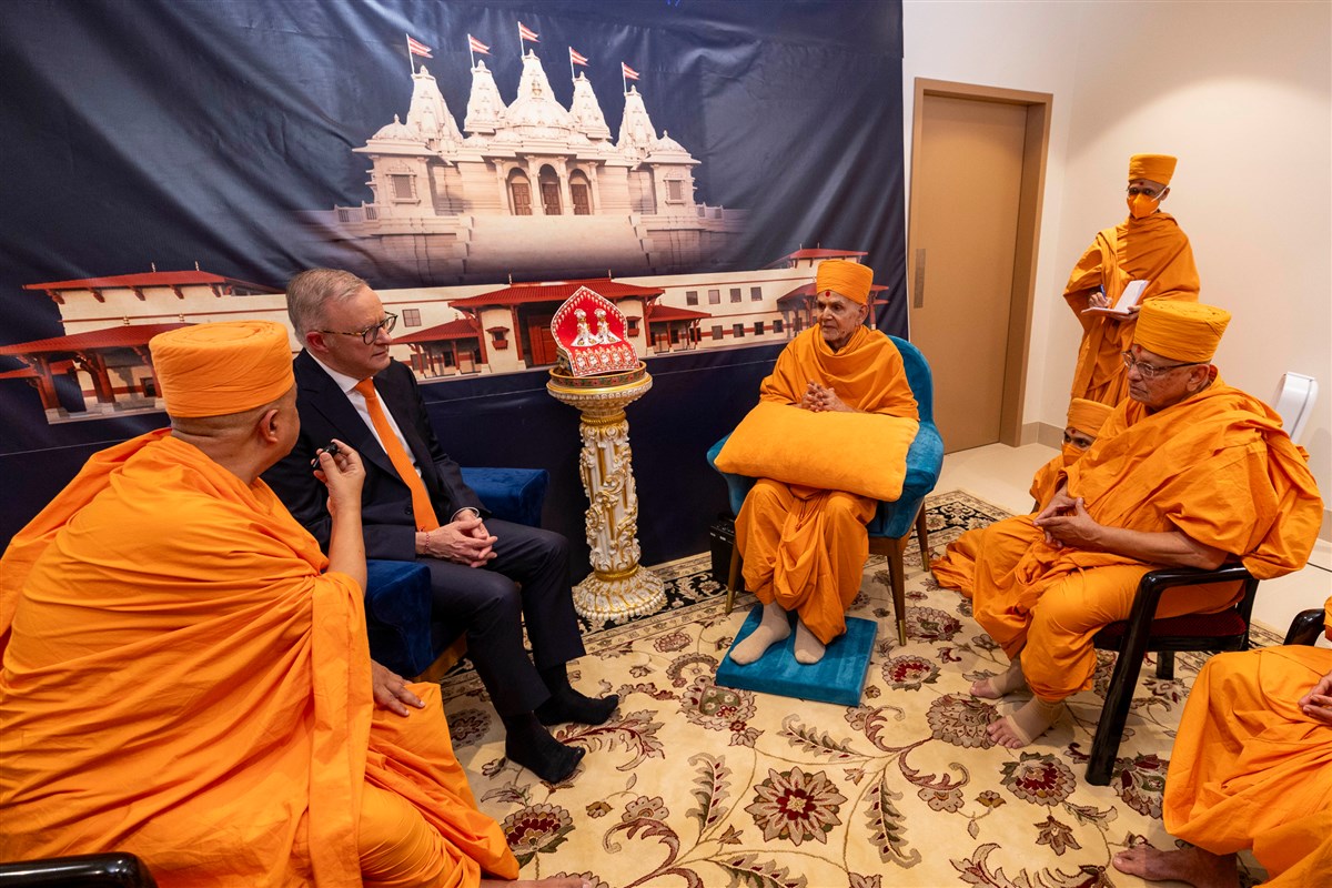 Prime Minister, Hon Anthony Albanese in conversation with Mahant Swami Maharaj and Pujya Ishwarcharan Swami