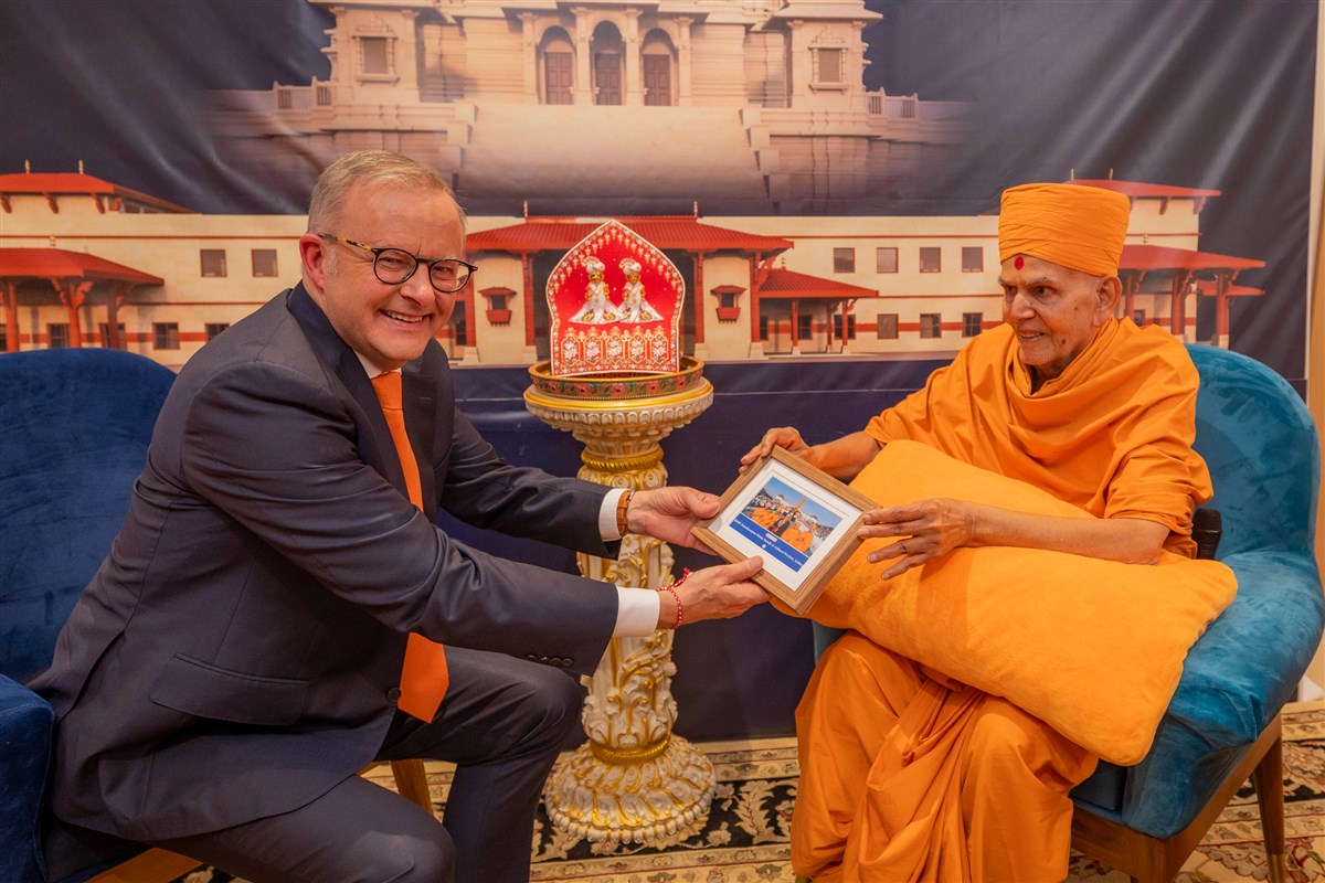 Mahant Swami Maharaj gives a special memento to Prime Minister, Hon Anthony Albanese, to commemorate his visit  