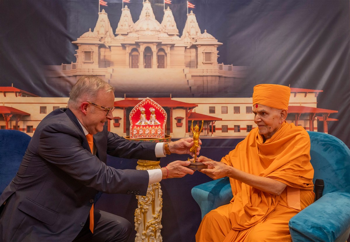 Mahant Swami Maharaj offers a memento of Tapomurti Shri Nilkanth Varni to Prime Minister, Hon Anthony Albanese